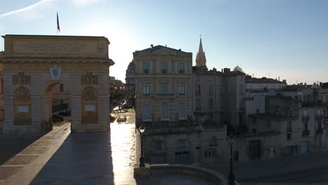 Vuelo-Lateral-De-Derecha-A-Izquierda-El-Arco-Del-Triunfo-En-Montpellier-Día-Soleado-Francia